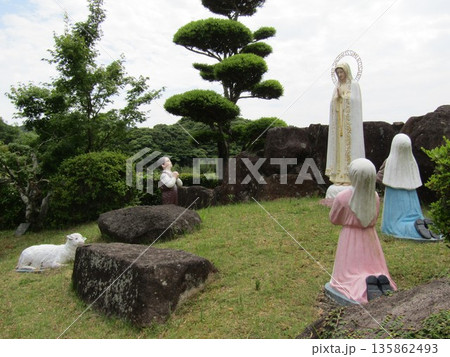 長崎県平戸市紐差町、東洋でも指折りのロマネスク様式の教会、カトリック紐差教会にあるファチマの聖母像 長崎県平戸市紐差町、東洋でも指折りのロマネスク様式の教会、カトリック紐差教会にあるファチマの聖母像 135862493