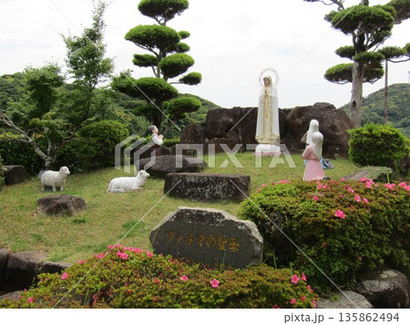 長崎県平戸市紐差町、東洋でも指折りのロマネスク様式の教会、カトリック紐差教会にあるファチマの聖母像 135862494