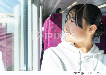 電車の窓から外を見る10代の女性 電車の窓から外を見る10代の女性 135862519