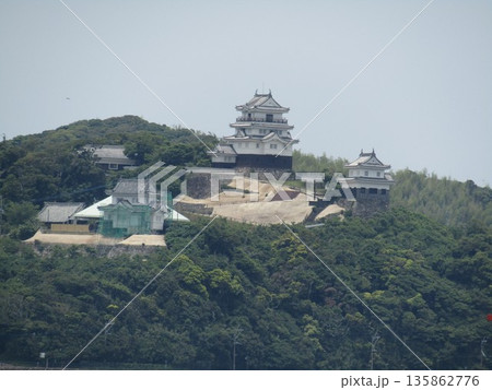長崎県平戸市岩の上町、別名亀岡城と呼ばれ、平戸瀬戸に突出した平山城の平戸城 長崎県平戸市岩の上町、別名亀岡城と呼ばれ、平戸瀬戸に突出した平山城の平戸城 135862776