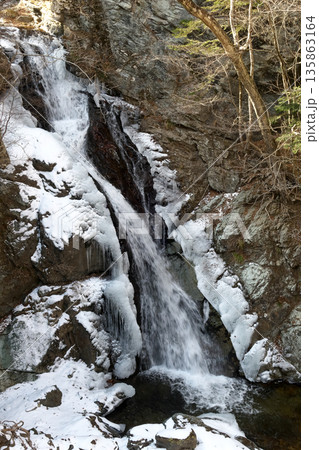 冬の塩原渓谷 抛雪の滝 冬の塩原渓谷 抛雪の滝 135863164