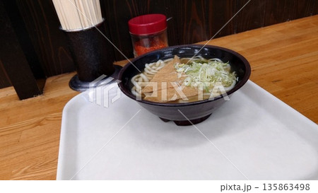 シンプルで温かいきつねうどんの食事風景 シンプルで温かいきつねうどんの食事風景 135863498