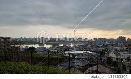 夕暮れの川と街並みが重なる穏やかな景色 夕暮れの川と街並みが重なる穏やかな景色 135863505