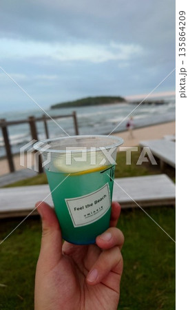 海を背景にした爽やかなブルードリンクのクローズアップ 135864209