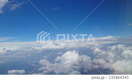 どこまでも広がる青空と雲海のパノラマ風景 どこまでも広がる青空と雲海のパノラマ風景 135864343