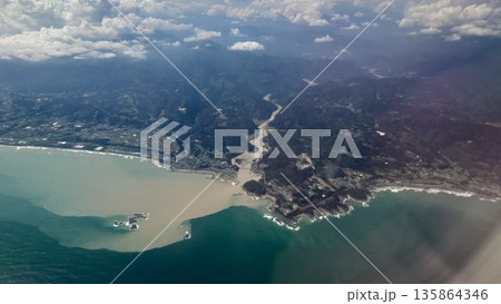 山から海へ続く大地の流れを俯瞰する空撮風景 山から海へ続く大地の流れを俯瞰する空撮風景 135864346