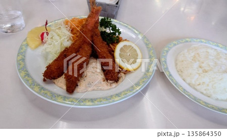 タルタルソースとレモンを添えたエビフライ定食風盛り付け タルタルソースとレモンを添えたエビフライ定食風盛り付け 135864350