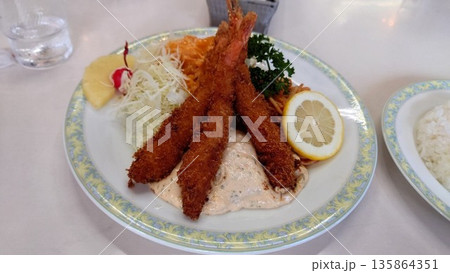 タルタルソースとレモンを添えたエビフライ定食風盛り付け タルタルソースとレモンを添えたエビフライ定食風盛り付け 135864351
