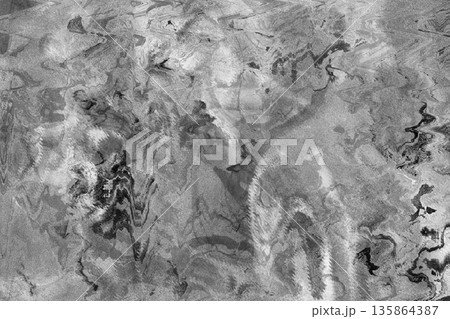 白黒のグリッチノイズテクスチャ　デジタルの歪みと砂嵐の背景素材 135864387