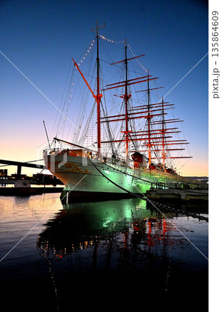 ライトアップされている海王丸　海王丸パーク 135864609