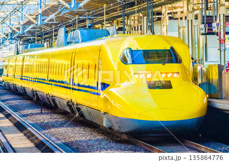 日本の横浜都市景観幸運な時代へ。新横浜駅ホームに入る黄色い新幹線「ドクターイエロー」などを望む 日本の横浜都市景観幸運な時代へ。新横浜駅ホームに入る黄色い新幹線「ドクターイエロー」などを望む 135864776