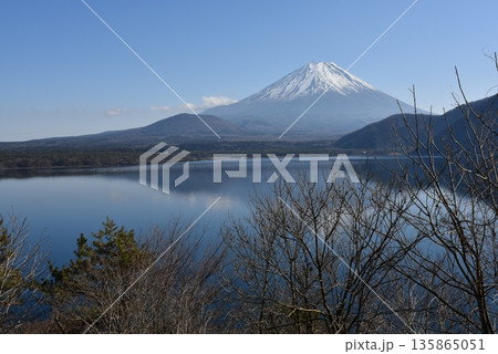 本栖湖　湖畔からの富士山 135865051