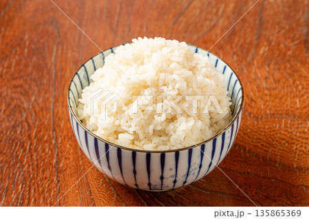 茶碗に盛られた胚芽米 135865369