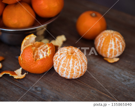 Fresh mandarins and peeled mandarins 135865840