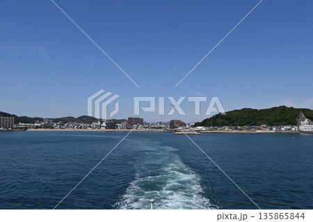船上から見た久里浜の街並み 船上から見た久里浜の街並み 135865844