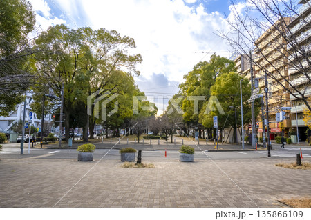 横浜の都市風景　伊勢佐木長者町駅　大通り公園 135866109