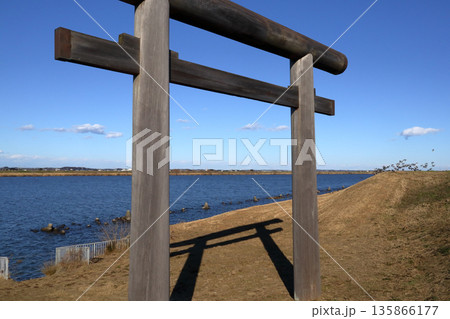多彩な魅力の千葉（この辺の利根川は嘗て「香取の海」と呼ばれ鳥居も水中に建っていた。）香取神宮一の鳥居 135866177
