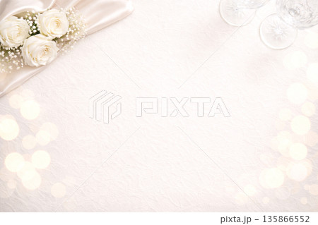 サテン生地の背景に白いバラの花とグラスが配置されたイメージ素材 135866552