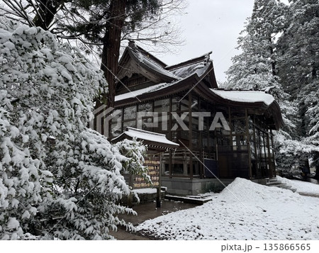 雪の境内(撮影地:金劔宮 ※石川県白山市、撮影時期:1月) 雪の境内(撮影地:金劔宮 ※石川県白山市、撮影時期:1月) 135866565