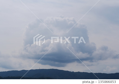 山の上に大きな雲 135866853