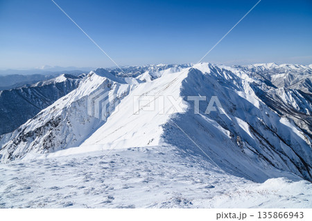 厳冬期の谷川岳・晴れた空と谷川連峰主稜線の絶景 135866943