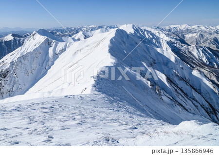 厳冬期の谷川岳・晴れた空と谷川連峰主稜線の絶景 135866946