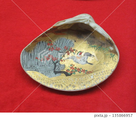 貝合わせ ハマグリに描かれた絵 135866957