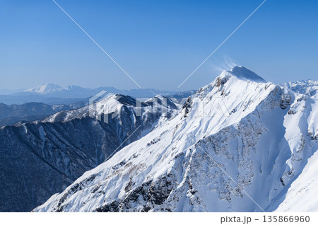 厳冬期の谷川岳天神尾根から見る雪景色 厳冬期の谷川岳天神尾根から見る雪景色 135866960