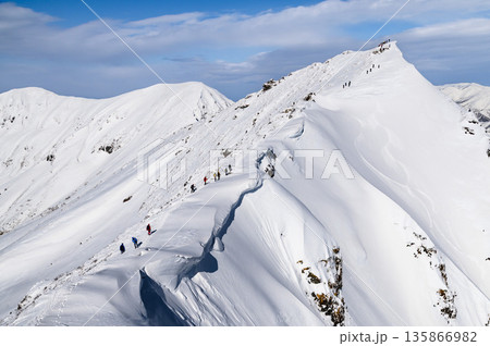 冬の谷川岳・オキの耳へと続く稜線と登山者 135866982