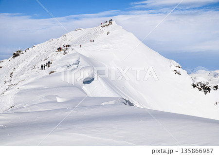 冬の谷川岳・オキの耳へと続く稜線と登山者 135866987