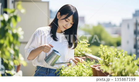 ベランダ菜園で植物と向き合う女性のスローライフ 135867199