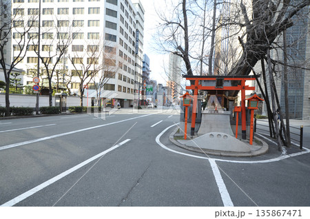 4車線道路に鎮座する龍王王神 4車線道路に鎮座する龍王王神 135867471