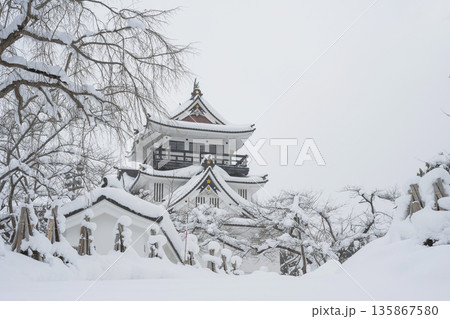 雪の横手城址 135867580