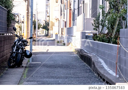市境の小道 バイクの在る午後の風景 市境の小道 バイクの在る午後の風景 135867583