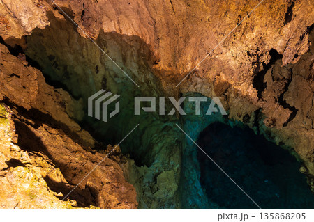 岩手県岩泉町　日本三大鍾乳洞　龍泉洞　龍の淵 135868205