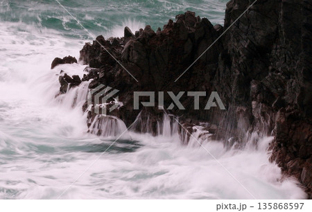 岩場に打ち寄せる荒波スローシャッター 岩場に打ち寄せる荒波スローシャッター 135868597
