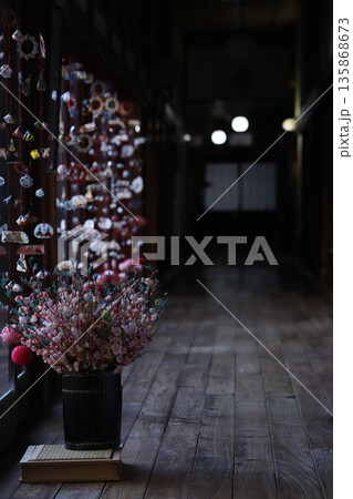 袋井市・可睡斎の椿の花のある風景 135868673