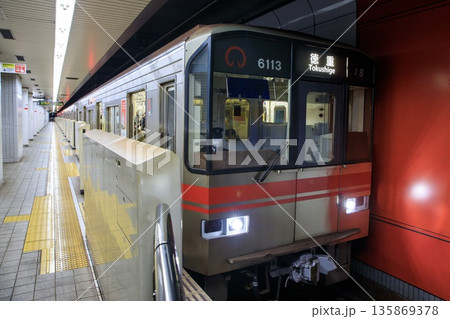 国際センター駅に停車中の名古屋市営地下鉄桜通線6000形電車 135869378