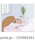 ほのかな朝日の中、自室のベッドで目を覚ます女性のイラスト 135869381
