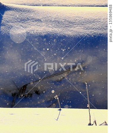 雪の降る朝　ダイヤモンドダスト 135869488