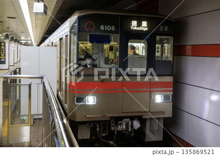 国際センター駅に停車中の名古屋市営地下鉄桜通線6000形電車 135869521