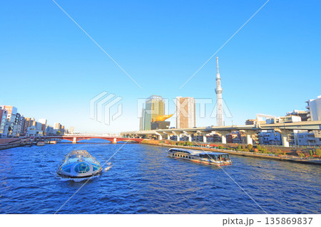 東京都墨田区、東京スカイツリーと水上バスの風景 135869837