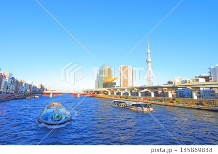 東京都墨田区、東京スカイツリーと水上バスの風景 東京都墨田区、東京スカイツリーと水上バスの風景 135869838