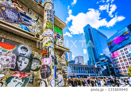日本の東京都市景観1月25日。ここのシールは健在。インバウンドが続く渋谷。ほとんどが外国人観光客… 135869940
