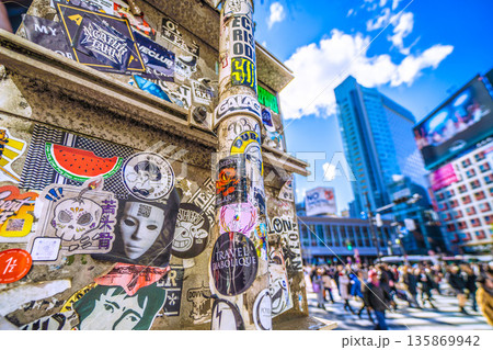 日本の東京都市景観1月25日。ここのシールは健在。インバウンドが続く渋谷。ほとんどが外国人観光客… 日本の東京都市景観1月25日。ここのシールは健在。インバウンドが続く渋谷。ほとんどが外国人観光客… 135869942