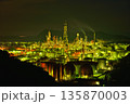 和歌山の工場夜景と輝く石油化学プラント 135870003