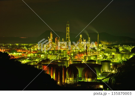 和歌山の工場夜景と輝く石油化学プラント 和歌山の工場夜景と輝く石油化学プラント 135870003