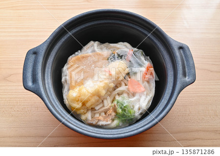 調理前の冷凍鍋焼きうどん 調理前の冷凍鍋焼きうどん 135871286