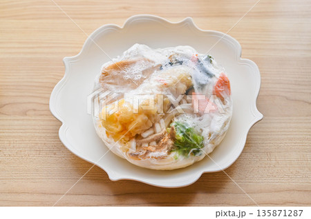 調理前の冷凍鍋焼きうどん 調理前の冷凍鍋焼きうどん 135871287