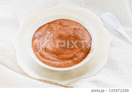 手作りチョコレートケーキ 135871289